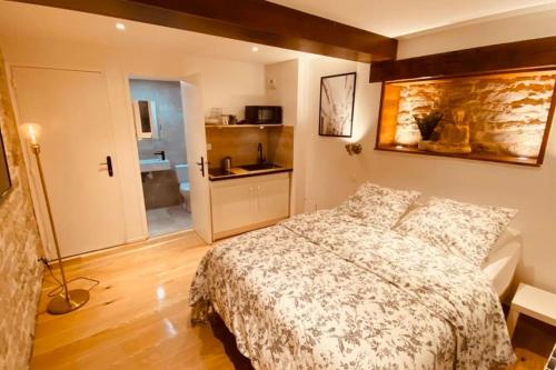 Studio Renove Avec Patio Coeur du Centre Ville in Besancon, France