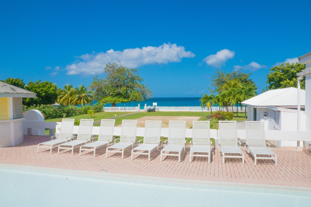 Allamanda Beach Hotel — hotel in Saint George's