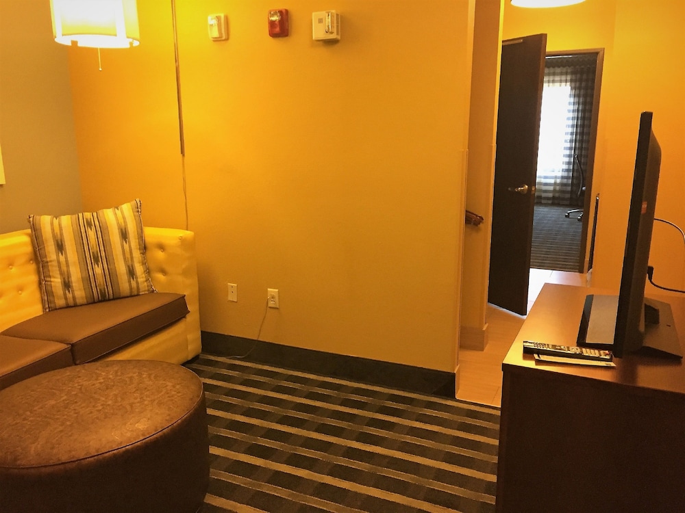 Holiday Inn Express & Suites Perry National Fairground Area #34 by IHG - photo 6