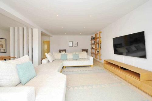 Prestige Sunset Carcavelos Beach Checkinhome — 4-Star Luxury Hotel in Carcavelos, Portugal