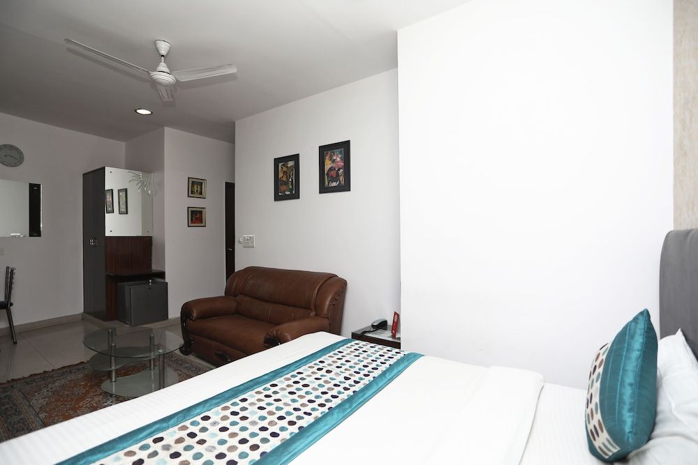 OYO 14777 White Tiger Villa