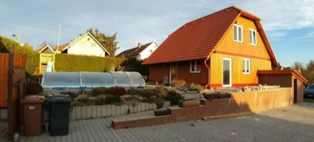 Apartmánová chata Sečanda s bazénem u Sečské přehrady — hotel in Sec