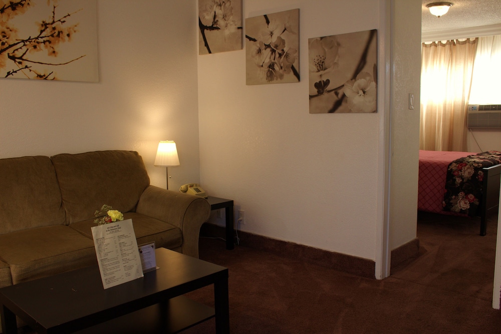 Tradewinds Airport Hotel - photo 28