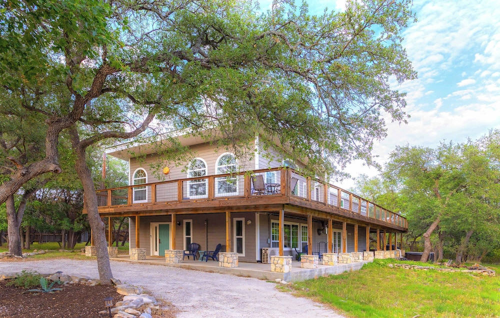 Willie’s Hill Country Hideaway Stay for 8 With Hot Tub & Fire Pit in Wimberley, United States