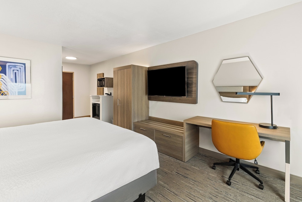 Holiday Inn Express and Suites Fairmont by IHG - photo 25