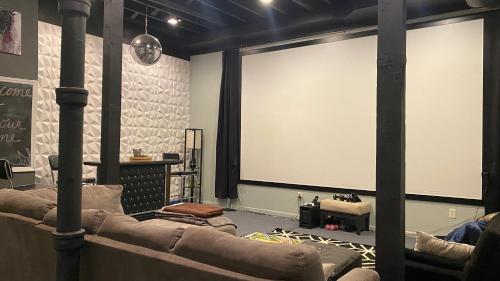 160inch Home Movie Theater Great for movie night — 4-Star Luxury Hotel in Omaha, United States