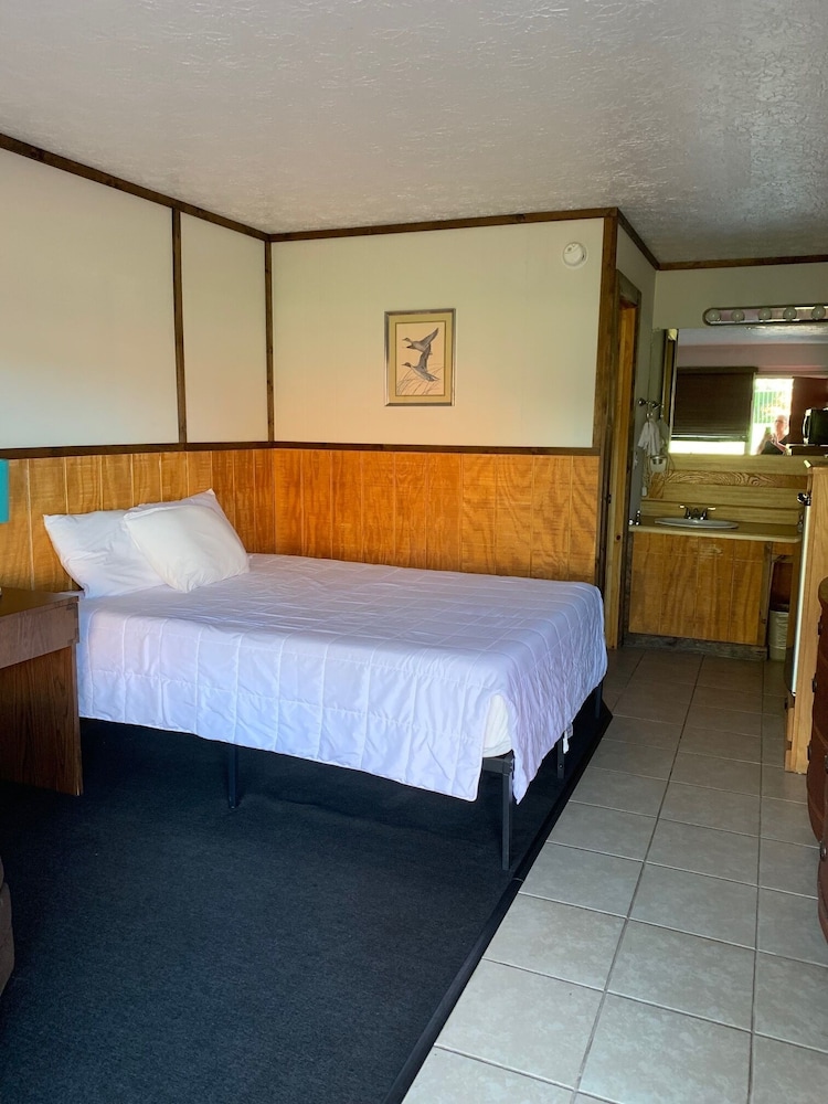 Beverly hills inn - photo 18