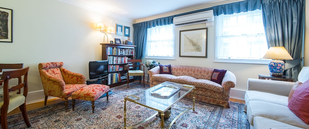 A Place Like Home Elegant Apartment near Green Park — 4-Star Luxury Hotel in London, United Kingdom