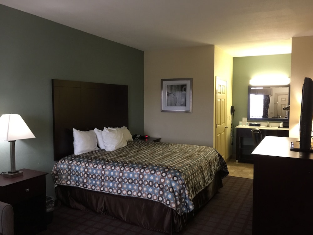 Pearsall Inn & Suites - photo 7