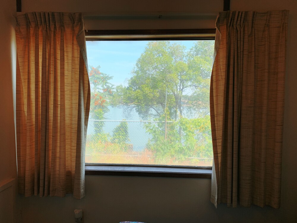 Lakeside Motel - photo 11