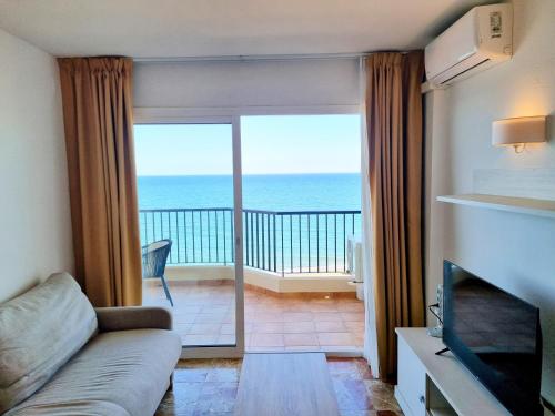 Las Antillas Ii Front Sea Views Pool — Fuengirola