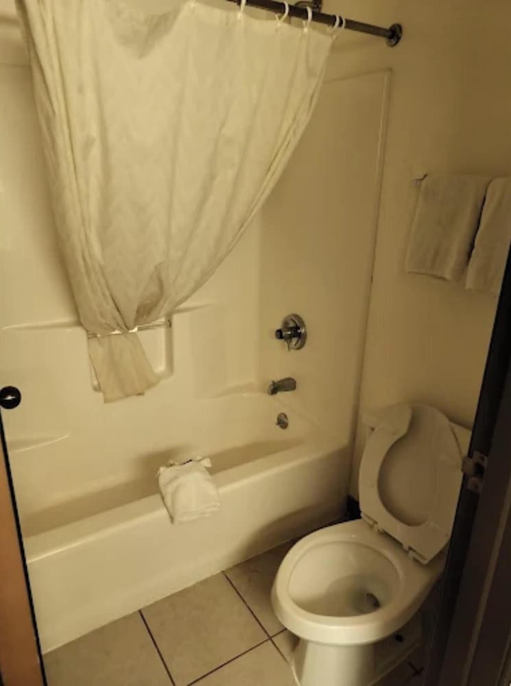 Capital O Amerihost Inn and Suites Mexico Hwy 54 MO - photo 17