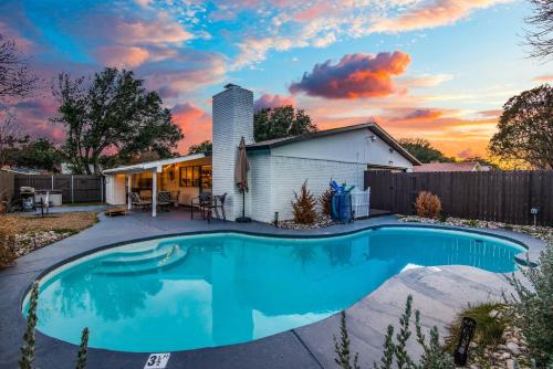 Jacuzzi & Pool House w Game Room Fire table — 4-Star Luxury Hotel in The Colony, United States