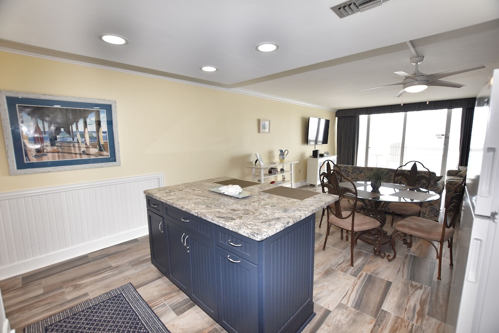 1410 Waters Edge Resort 1 Bedroom Condo by RedAwning - photo 31
