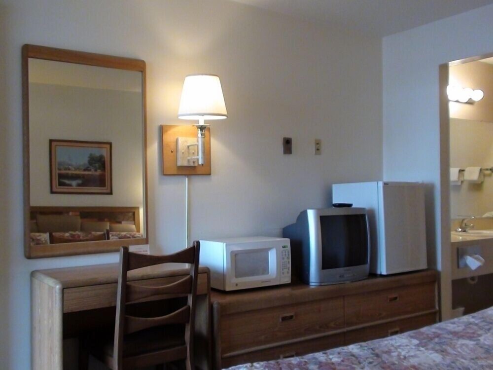 Royal Motor Inn - photo 11