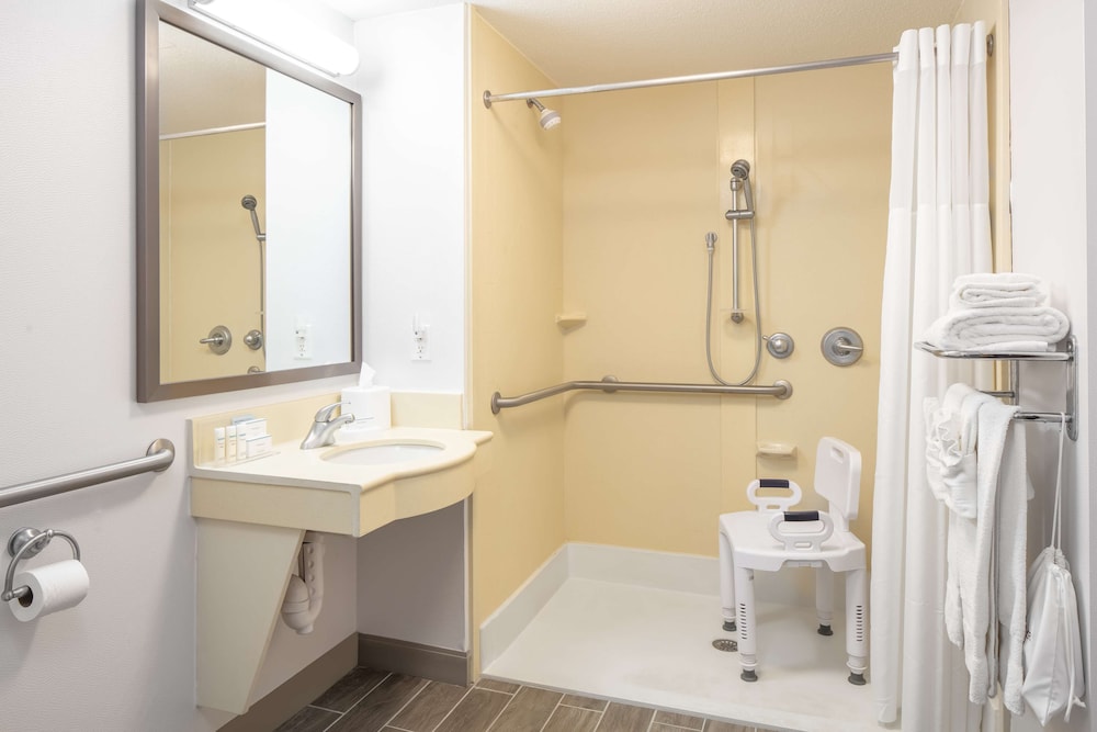 Hampton Inn Freeport - photo 17