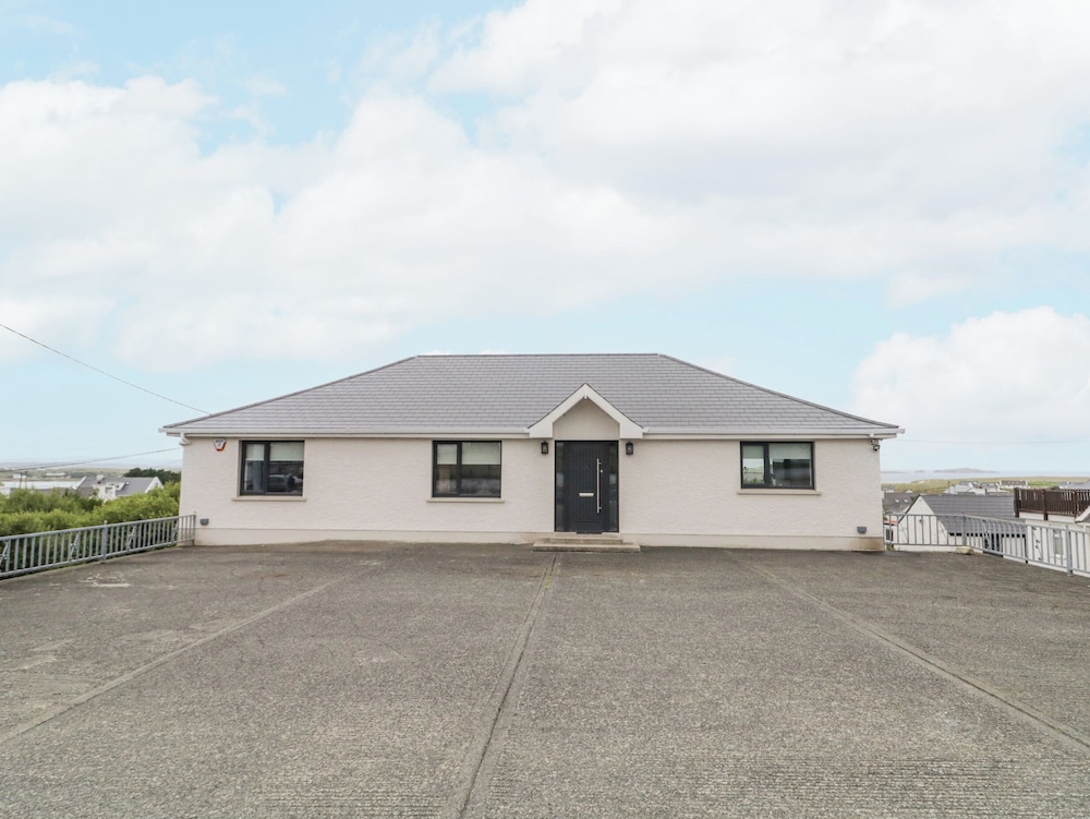 Cottage Catriona — 4-Star Luxury Hotel in Derrybeg, Republic of Ireland