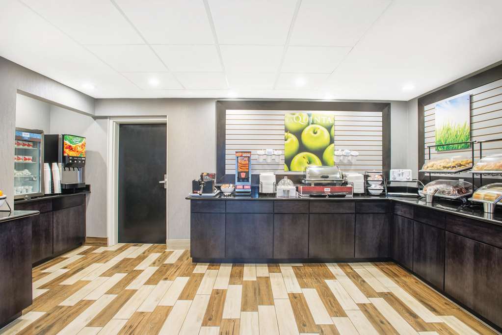 La Quinta Inn & Suites by Wyndham DC Metro Capital Beltway - photo 71