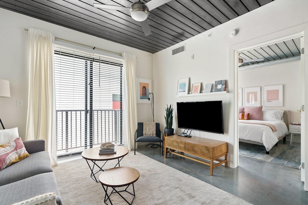 Mid Main Lofts 6424 Cool Designer 1BR Loft Midtown Houston - photo 4