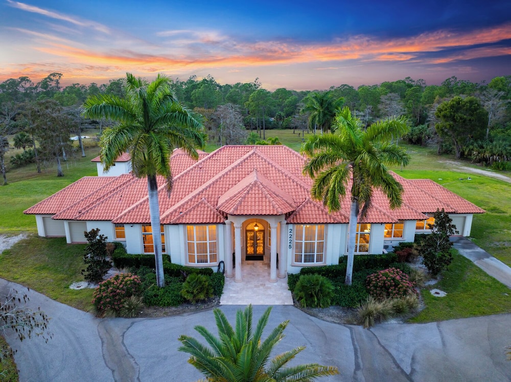 Knickerbocker Estate: Elegant 9 BR Getaway in Naples. Enjoy Private Pool Outdoor Dining and Expansive Grounds Experience Tranquility with Easy Access to Naples' Best — 4-Star Luxury Hotel in Naples, United States
