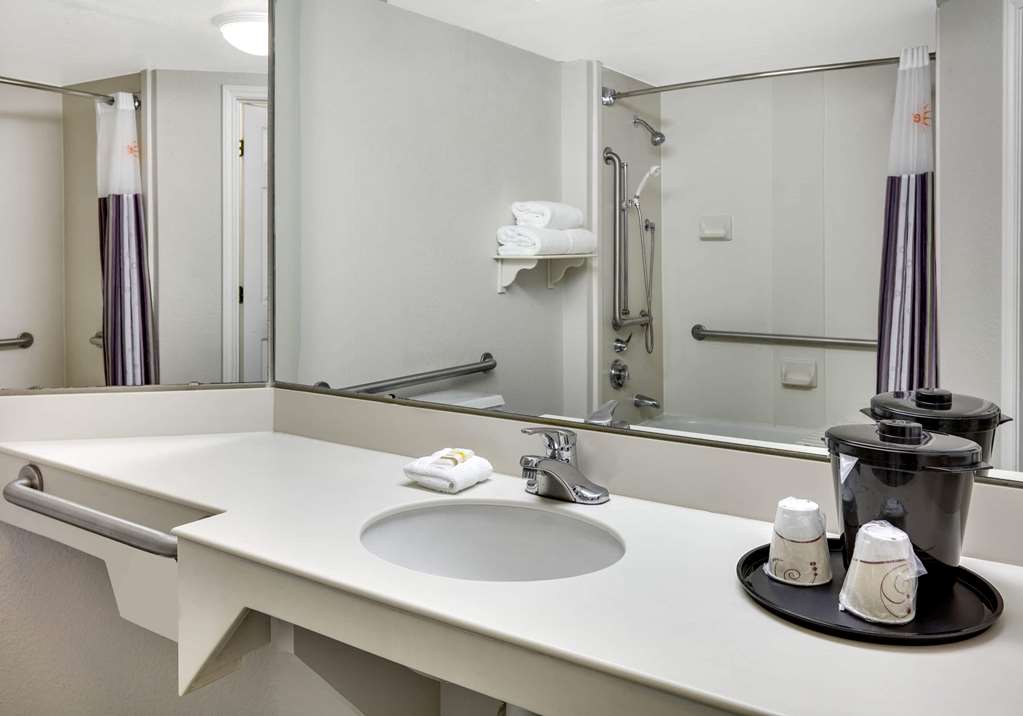 La Quinta Inn & Suites by Wyndham Dallas Addison Galleria - photo 10