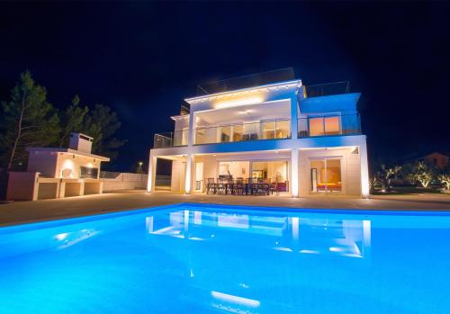 Villa Anto — 4-Star Luxury Hotel in Pridraga, Croatia