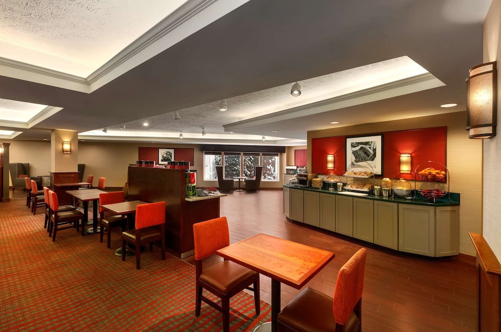 Hampton Inn Colchester - photo 34
