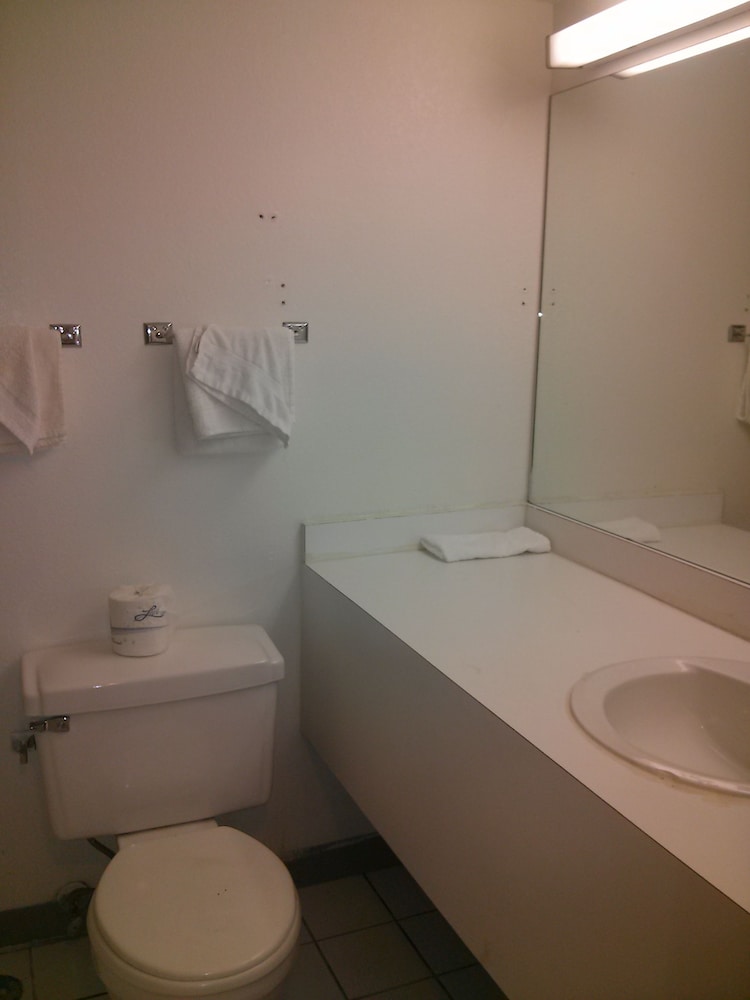 ValuStay Inn and Suites - photo 12