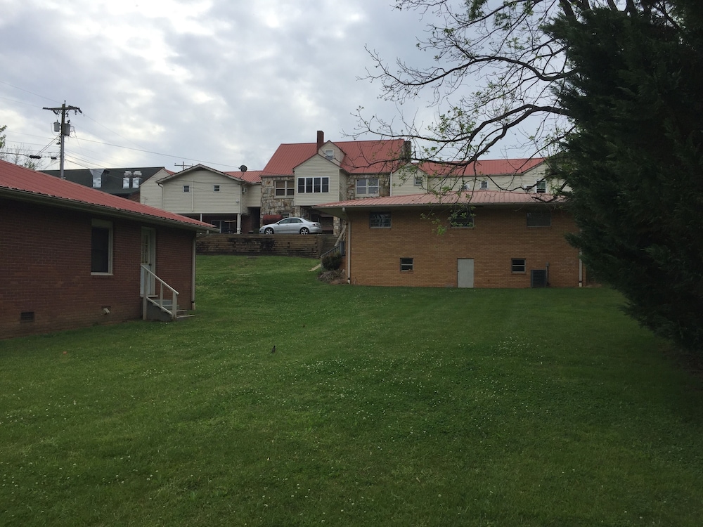 Phillips Historic Motel & Cottages - photo 100
