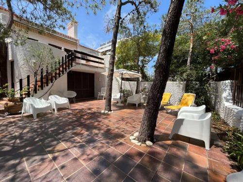 Villa com 5 Quartos a 5 min praia e do Centro — 4-Star Luxury Hotel in Monte Gordo, Portugal