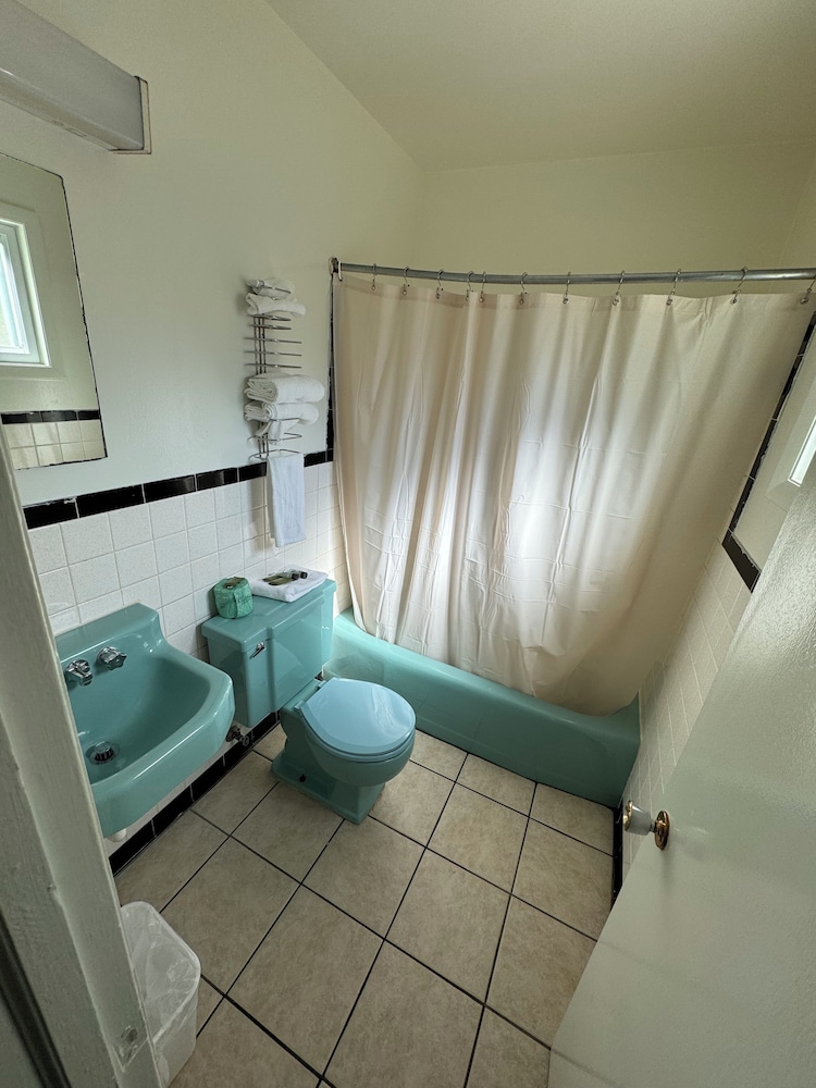 Acorn Motel - photo 6