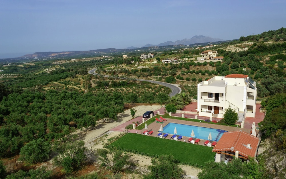 Family Friendly Villa Private Pool Children's Play Area Bbq Spacious Garden Near Beach — 4-Star Luxury Hotel in Rethymno, Greece