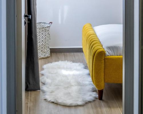 Modern 2 bed Apt in Riverside Westlands Nairobi behind Riverside Square Mall with Gym 5 minutes to CBD with scenic nature and River views situated on the 8th floor