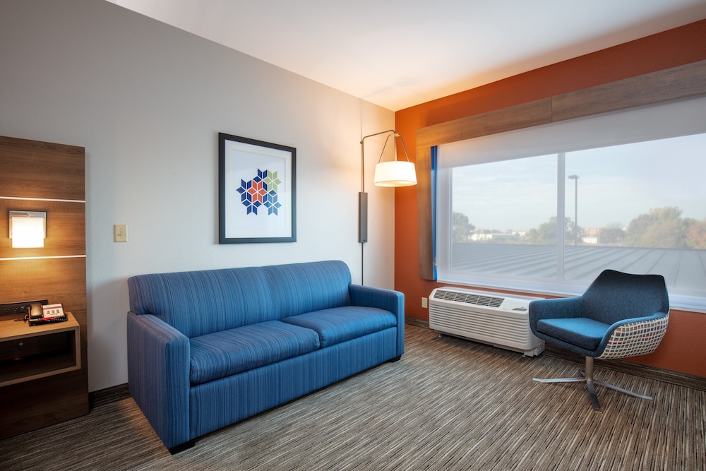 Holiday Inn Express & Suites Beloit by IHG - photo 30