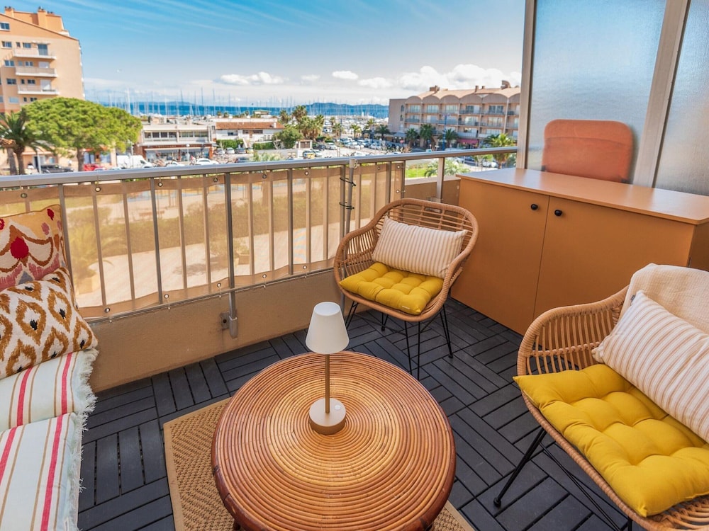 Modern Apartment With sea Views on the Cote Dazur — 4-Star Luxury Hotel in Hyeres, France