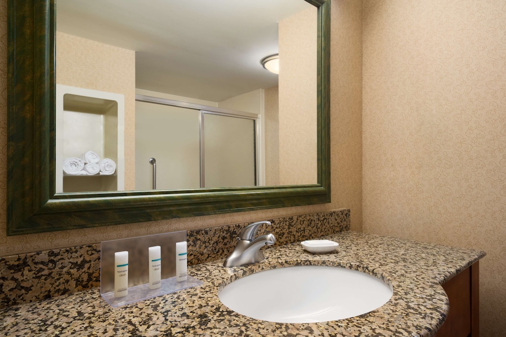 Hampton Inn & Suites Williamsburg Central - photo 15