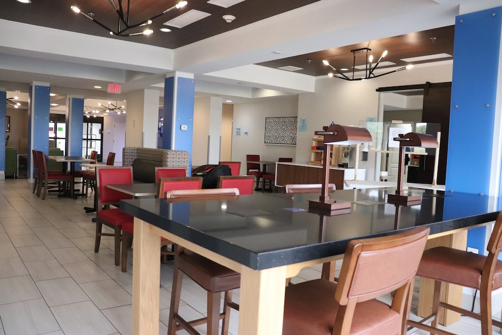 Holiday Inn Express Hotel & Suites Crawfordsville by IHG - photo 30