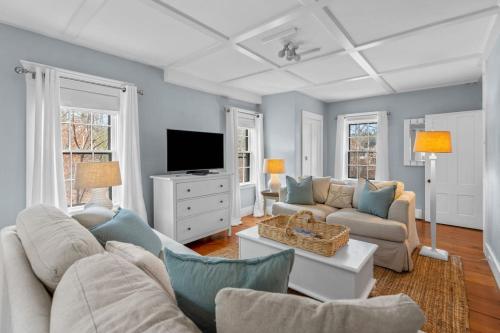 Cozy Large Home in Harwich with Patio near Wequassett Resort — 4-Star Luxury Hotel in Harwich, United States