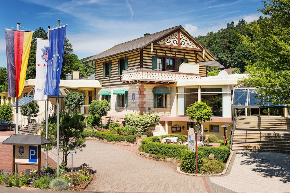 Villa Marburg Im Park — 4-Star Luxury Hotel in Heigenbruecken, Germany