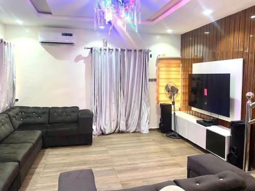 Superb 2 Bedroom Duplex FAST WiFi 24Hrs Power — 4-Star Luxury Hotel in Lagos, Nigeria