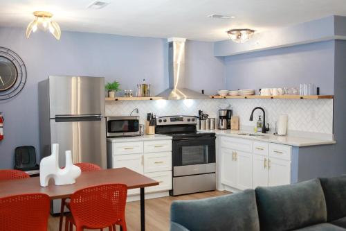 Sojourn's Harborage Jellyfish Suite Near Beach — 4-Star Luxury Hotel in Norfolk, United States