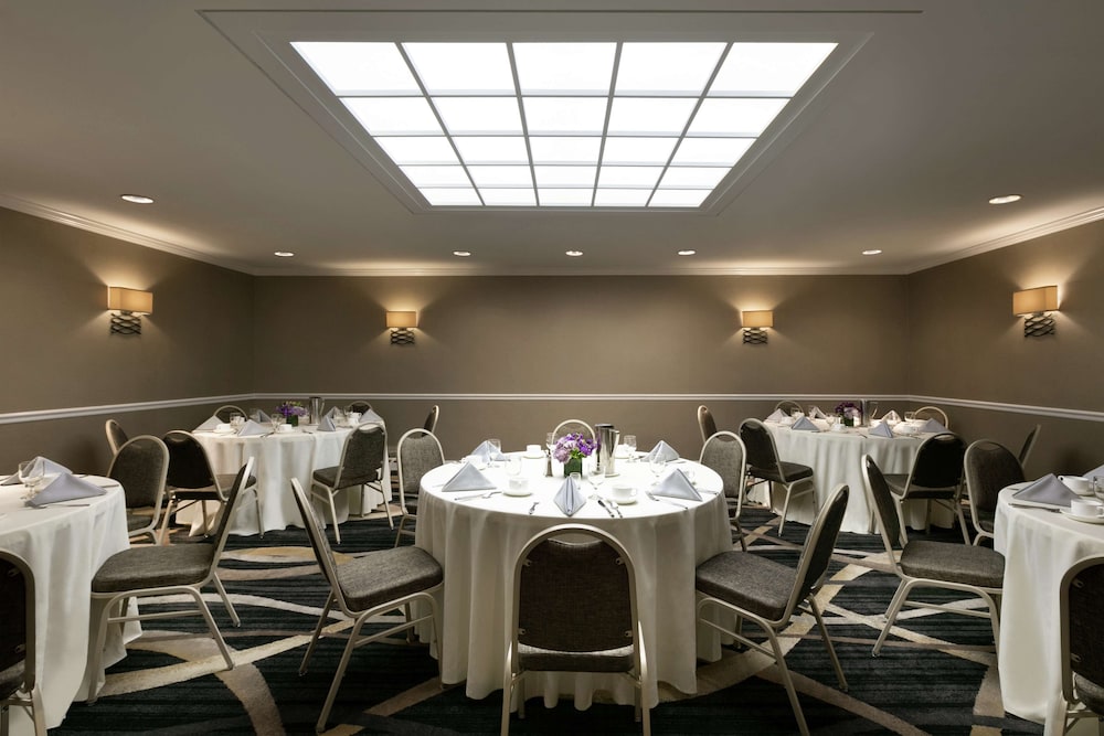 DoubleTree by Hilton New York LaGuardia Airport - photo 37