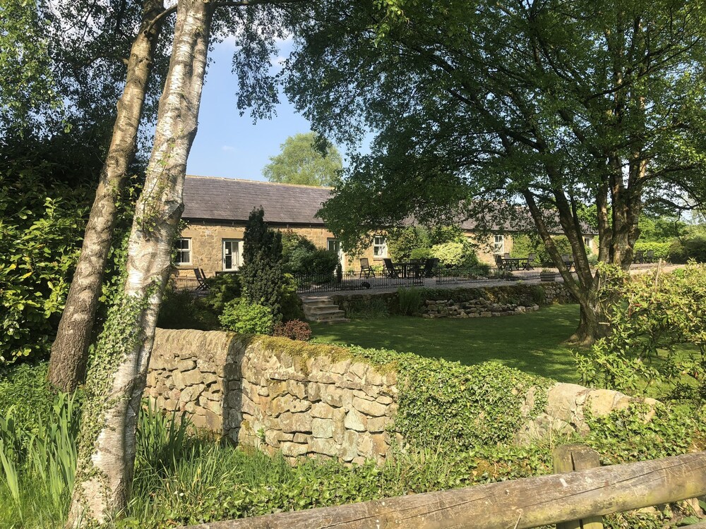 Stainsborough Hall Holiday Cottages — 4-Star Luxury Hotel in Wirksworth, United Kingdom
