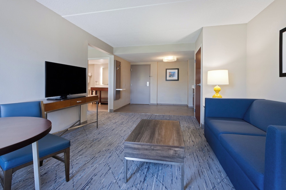 Holiday Inn Express & Suites Cincinnati Riverfront by IHG - photo 27