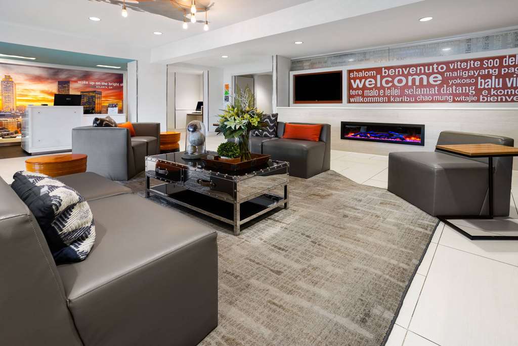 La Quinta Inn & Suites by Wyndham Atlanta Airport North - photo 7