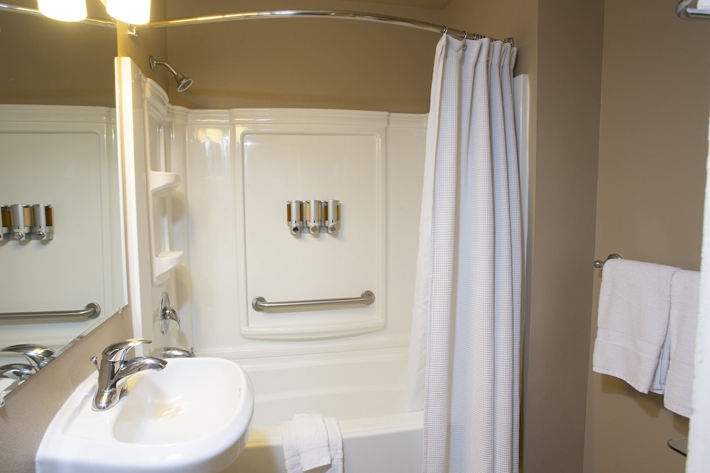 Lakeshore Inn - photo 17