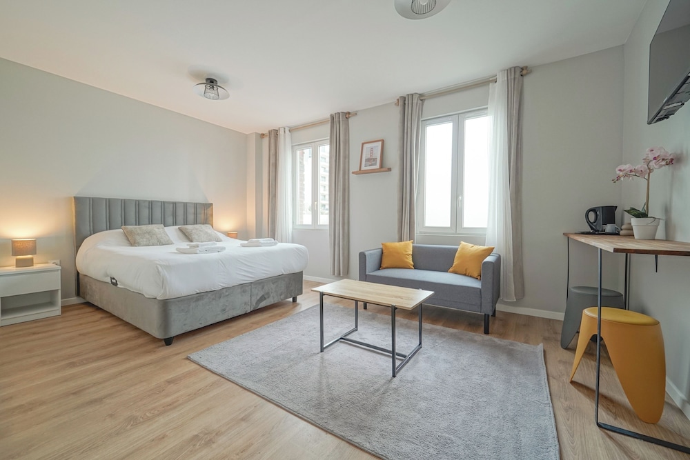 Hôtel Trianon Saint Ouen in Saint-Ouen, France