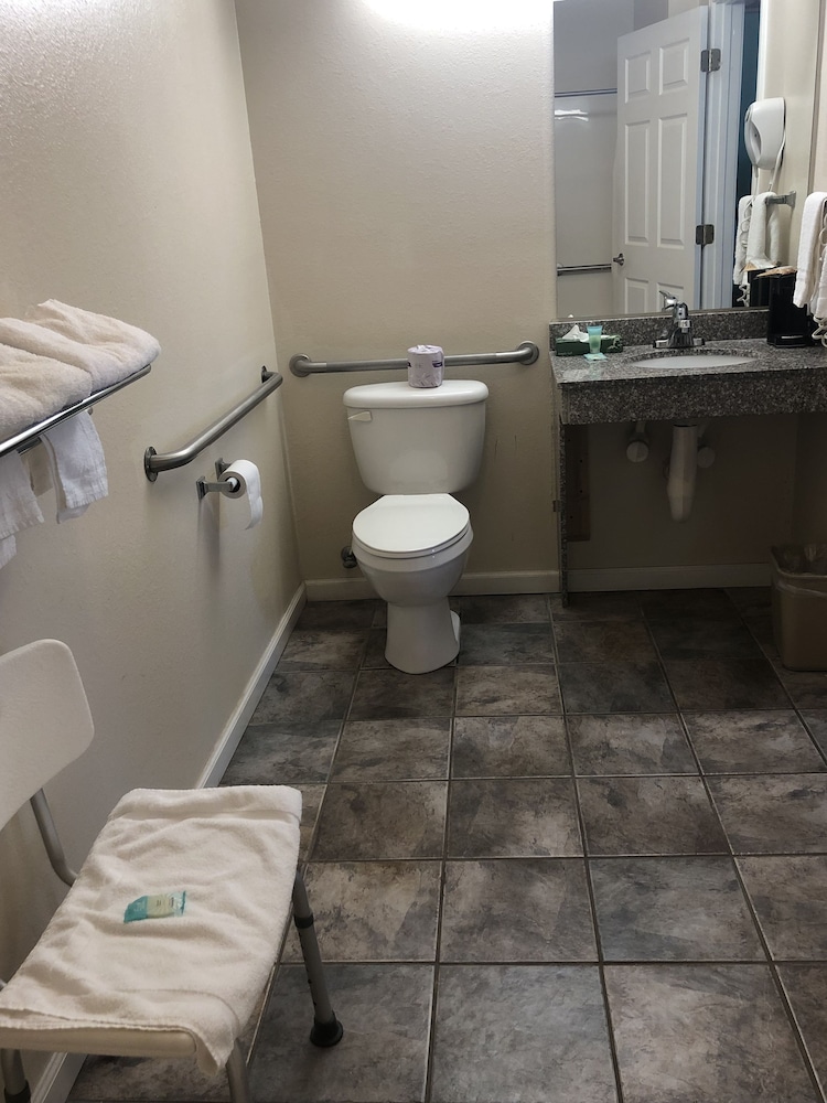 Clairmont Inn - photo 12
