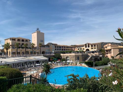 Cap Esterel Endroit Magique Entre Mer Et L’esterel Agreable 2 Pieces Au Gout du Jour Vue Mer in Saint-Raphael, France