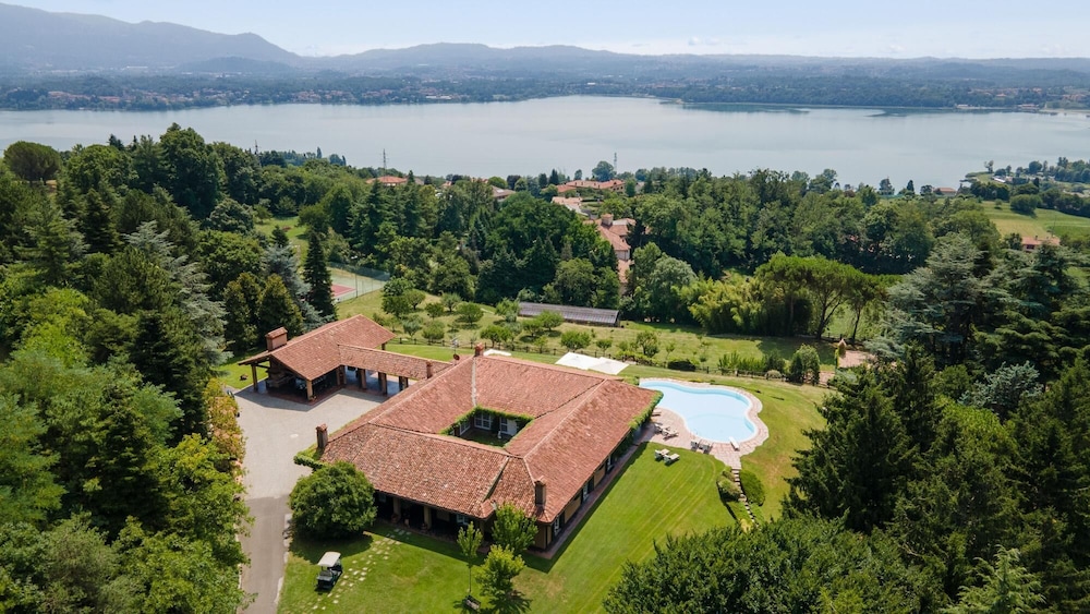 Tenuta di Eupilio 18 — 4-Star Luxury Hotel in Erba, Italy